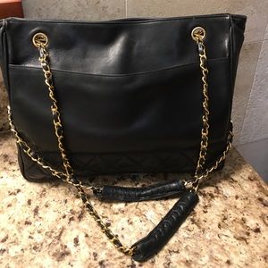 Authentic 🌺🌺Chanel Handbag code 0824563